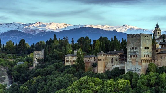 Blick auf die Stadtburg Alhambra in Granada, Spanien 