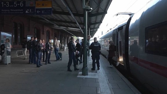 Polizeibeamte an einem Bahngleis