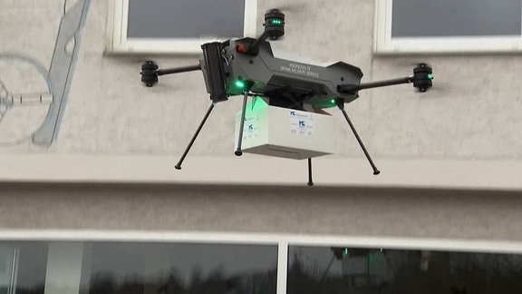 Eine Drohne beim hochfliegen, wenige Meter über dem Boden.