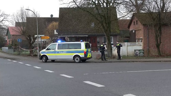 In einem Einfamilienhaus im niedersächsischen Scheeßel soll ein Mann mehrere Menschen erschossen haben. 