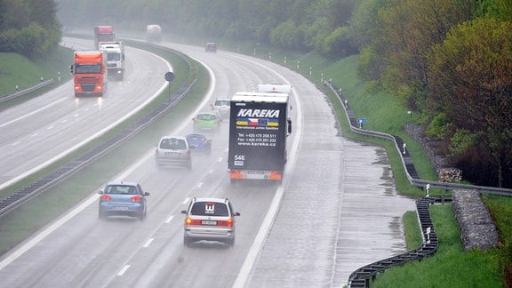 Autos fahren bei Heidenheim- Nietheim auf der A7 an einer Betriebszufahrt (r) vorbei.