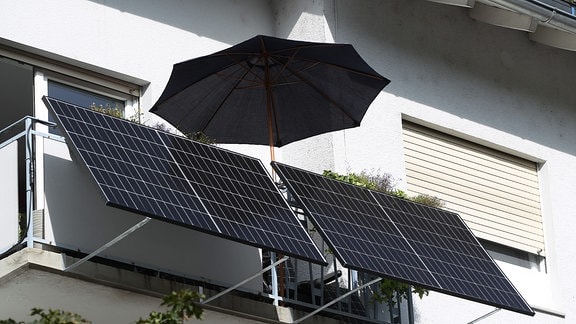 Photovoltaikanlage an einer Balkonbrüstung