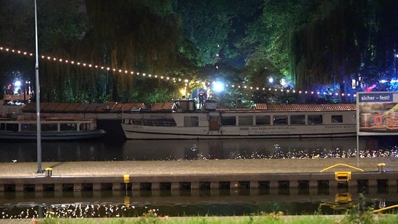 Ein Partyboot an einem Kanal