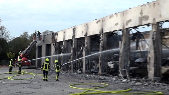 Das abgebrannte Gerätehaus der Feuerwache in Stadtallendorf.