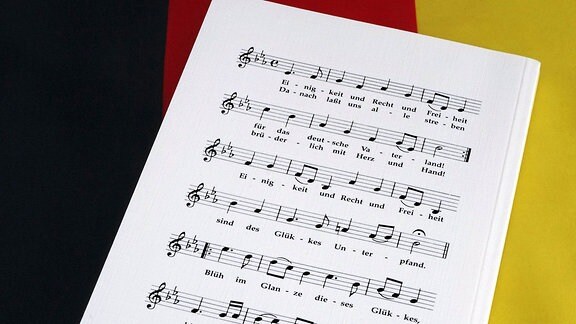 Notenheft des Deutschlandlied auf einer Fahne