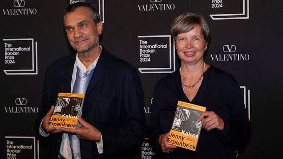 Jenny Erpenbeck (r), Autorin von "Kariros", und Übersetzer Michael Hofman vor der Verleihung des International Booker Prize.