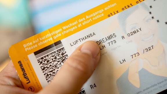 Ein Flugticket der Lufthansa