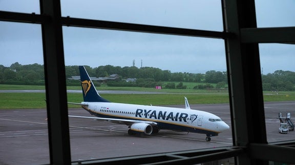 Flugzeug von Ryanair auf einem Flughafen