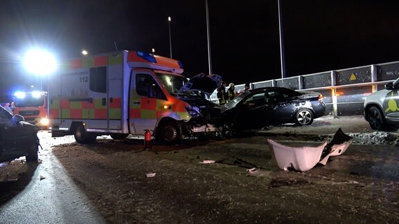 Ein Rettungswagen nach einem Unfall mit einem PKW