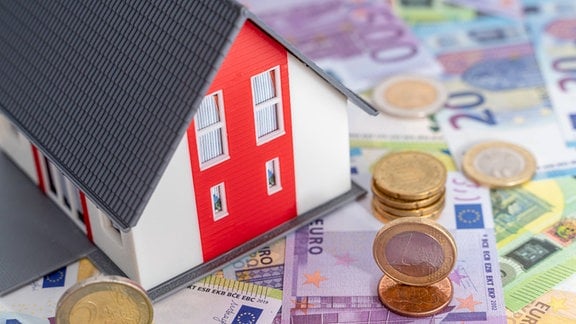 Miniaturhaus auf Euro Geldscheinen