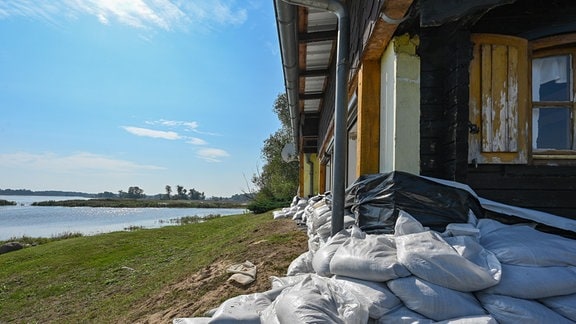 Sandsäcke sollen eine Gaststätte vor dem drohenden Hochwasser schützen, die sich in Lebus, einer Kleinstadt etwa zehn Kilometer nördlich von Frankfurt (Oder), direkt am deutsch-polnischen Grenzfluss Oder befindet.