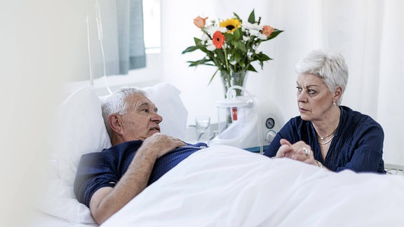 Symbolbild - Eine Seniorin besuch ihren Mann im Krankenhaus.