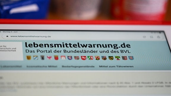 Das Internetportal lebensmittelwarnung.de ist auf einem Tablet aufgerufen.