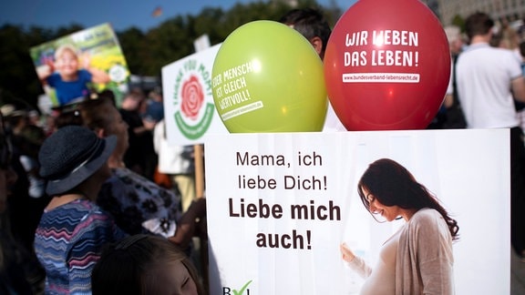 "Mama ich Liebe Dich Liebe Mich auch" steht auf einem Schild einer Abtreibungsgegner-Demo.