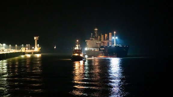 Das Frachtschiff «Polesie» wird in der Nacht von zwei Schleppern an den Kai der Seebäderbrücke gezogen. 