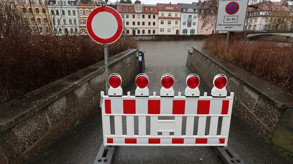 Wegen Hochwasser die Zufahrt zu einem Parkplatz an der Weißen Elster.