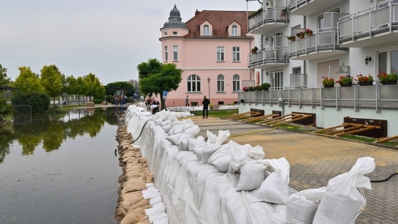 In Fürstenberg, einem Stadtteil von Eisenhüttenstadt, sind bereits Straßen vom Hochwasser des Flusses Oder überflutet und Sandsäcke sollen Häuser schützen.