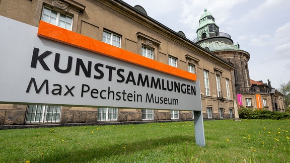 Blick auf die Kunstsammlungen Zwickau mit dem schwarzen Schriftzug "Max Pechstein Museum" auf weißem Grund.