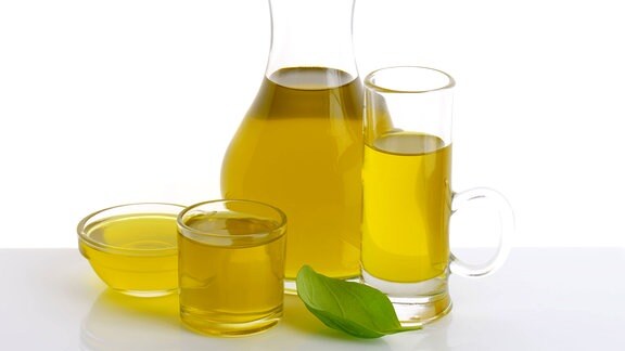Olivenöl in Serviergefäßen aus Klarglas.