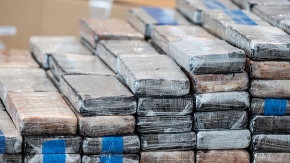 Sichergestelltes Kokain wird bei der Pressekonferenz des Bundeskriminalamtes (BKA) zur Rauschgiftkriminalität gezeigt.