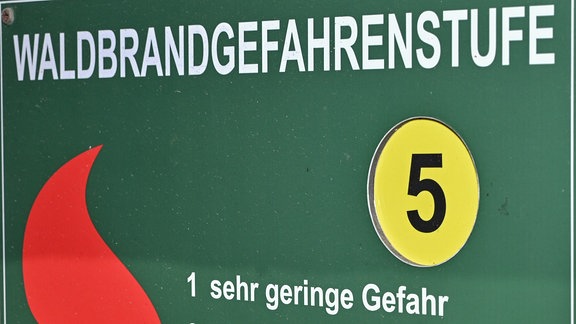 Ein Schild vom Landesbetrieb Forst Brandenburg mit den Waldbrandgefahrenstufen steht auf der höchsten Stufe mit der «5 sehr hohe Gefahr». 