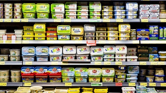 Supermarkt-Regal mit verschiedenen Produkten