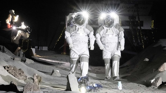 Zwei Astronauten simulieren eine Trainingseinheit in der neuen Luna-Halle