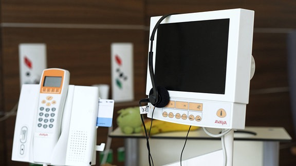 Fernseher und Telefon an einem Krankenhausbett