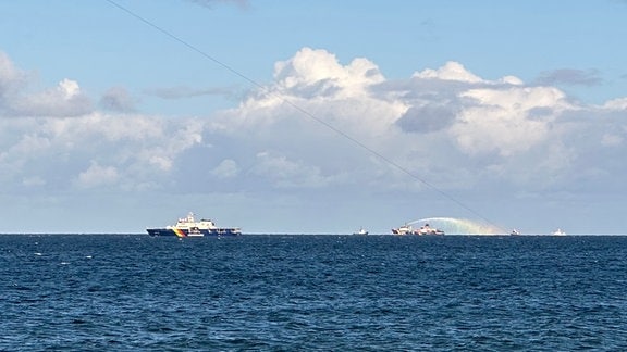 Schiffe des Havariekommandos bekämpfen den Brand des Küstentankschiff Annika in der Ostsee.