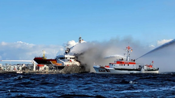 Der Seenotrettungskreuzer Arkona der DGzRS bekämpft den Brand des Küstentankschiff Annika in der Ostsee. 