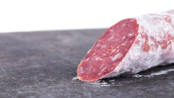 Eine angeschnittene Salami am Stück
