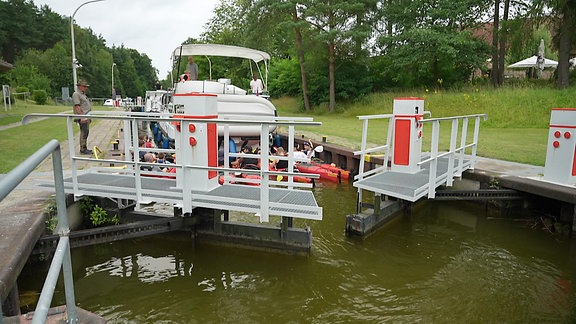 Eine Schleuse an einem Kanal öffnet sich.