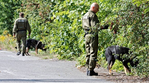 Einsatzkräfte der Polizei 2008 bei Suchaktion mit Hunden.