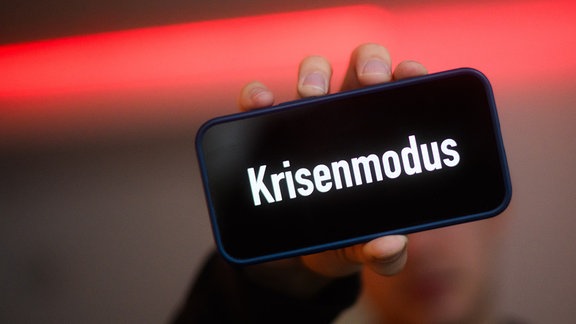 Das Wort des Jahres «Krisenmodus» steht auf einem Smartphone-Display.