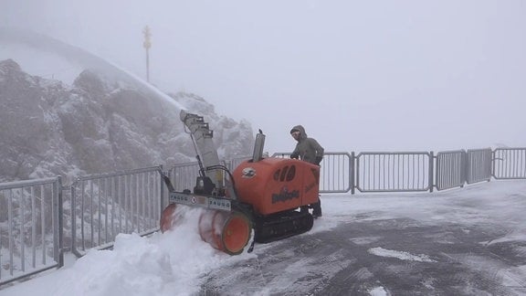 Person mit Schneefräse