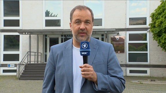Christoph Kehlbach ARD-Rechtsexperte mit Mikrofon in Schalte