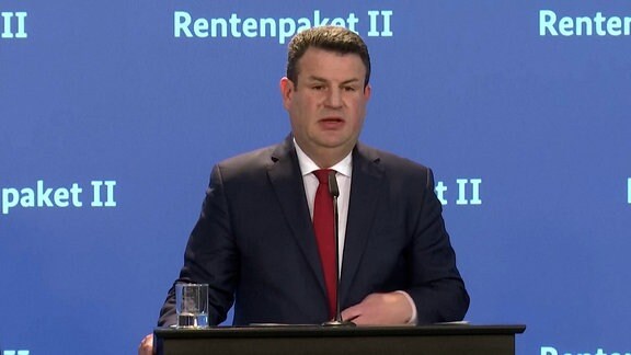 Bundesarbeitsminister Hubertus Heil am Rednerpult bei einer Pressekonferenz.
