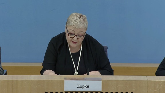 Die SED-Opferbeauftrage der Bundesregoierung, Evelyn Zupke, eine Frau mittleren Alters, liest bei einer Pressekonferenz von ihrem Zettel ab.