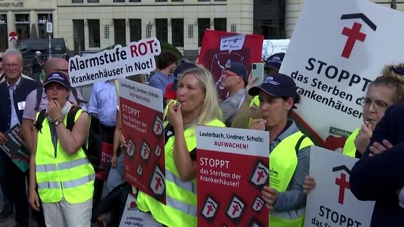 In Berlin und anderen Städten haben Hunderttausende gegen Kliniksterben protestiert. 