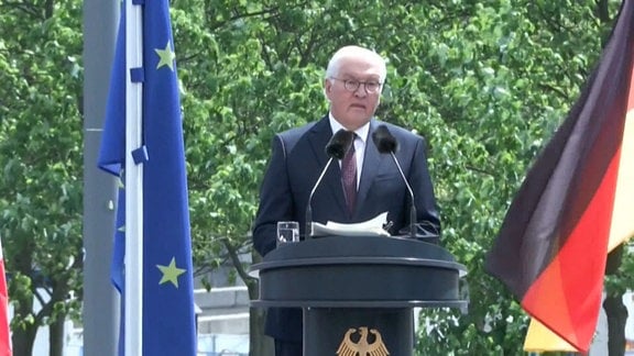 Bundespräsident Frank-Walter Steinmeier am Rednerpult auf einer Bühne