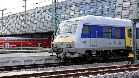 Ein Zug der Mitteldeutschen Regiobahn fährt in den Hauptbahnhof Chemnitz