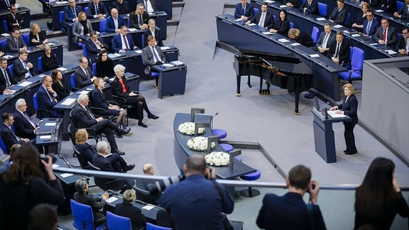 Eva Szepesi spricht zum Holocaust-Gedenktag im Plenum des Deutschen Bundestages. Berlin, 31.01.2024.