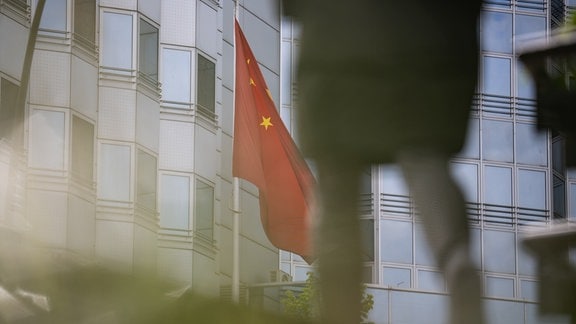 Ein chinesische Flagge weht vor der Botschaft von China in Berlin.