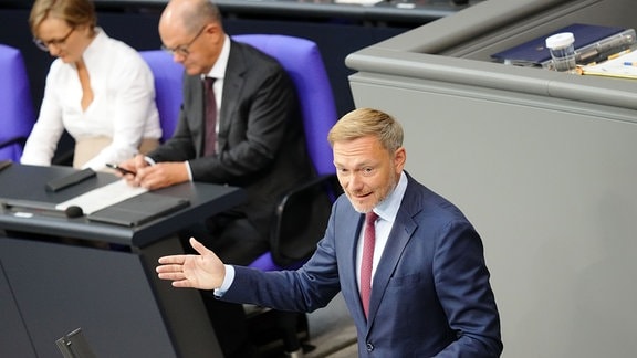 Christian Lindner (FDP), Bundesminister der Finanzen, spricht im Plenarsaal im Bundestag