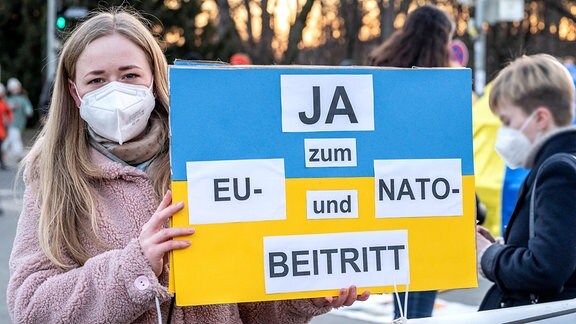 Plakat Ja zum EU und NATO Beitritt der Ukraine einer Demonstrantin