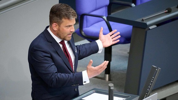 Falko Droßmann SPD während der Debatte zum Jahresbericht 2021 der Wehrbeauftragten im Rahmen der Sitzung des Deutschen Bundestags am 29.04.2022 in Berlin. 