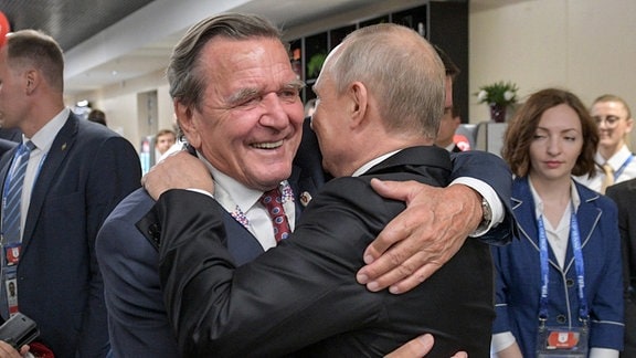 Gerhard Schröder umarmt Wladimir Putin