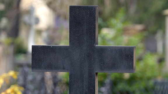 Ein Grabkreuz auf einem Friedhof