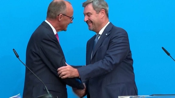 Friedrich Merz und Markus Söder schütteln sich die Hand