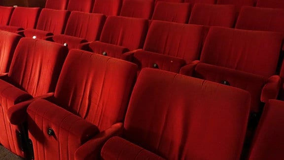 Leere rote Sitzreihen in einem Kinosaal